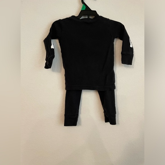 Carter's Black Skeleton glow in the dark Pajama Set size 12 months - Picture 2 of 6